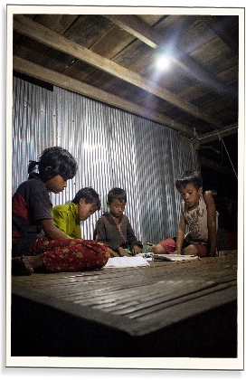Děti paní Sor Sar Ngun z Kambodži už vidí večer na úkoly | Skutečný dárek