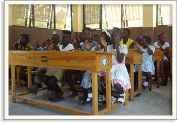Nové školní lavice a šetrná kamna pro haitské studenty | Skutečný dárek