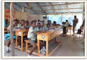 Nové školní lavice a šetrná kamna pro haitské studenty | Skutečný dárek