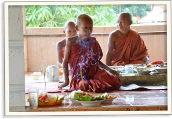 Pomáháme buddhistickým mnichům pomáhat | Skutečný dárek