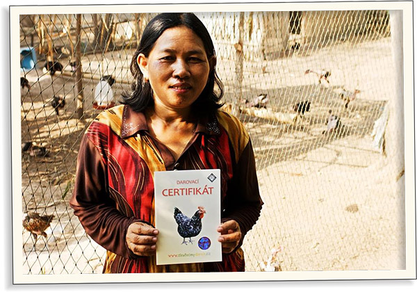 Darovaná kuřata těší lidi v Kambodži | Skutečný dárek